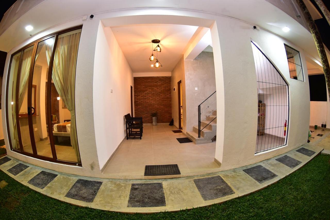 Lily Holiday Apartments Hikkaduwa Buitenkant foto