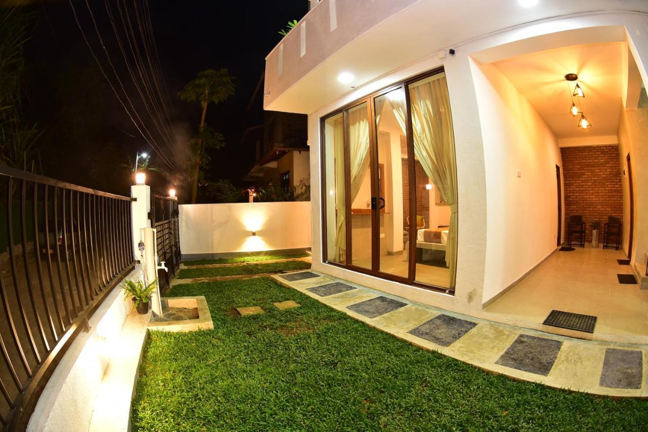 Lily Holiday Apartments Hikkaduwa Buitenkant foto