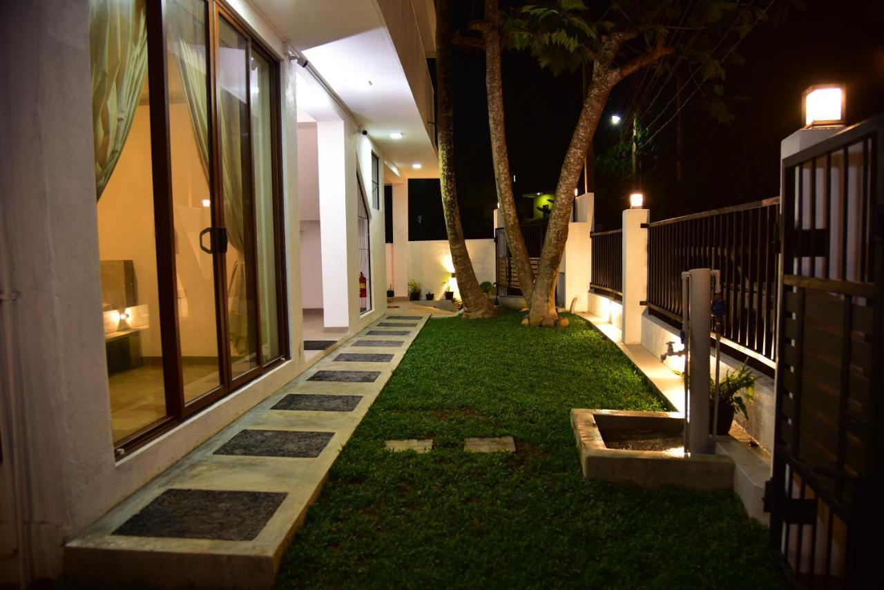 Lily Holiday Apartments Hikkaduwa Buitenkant foto