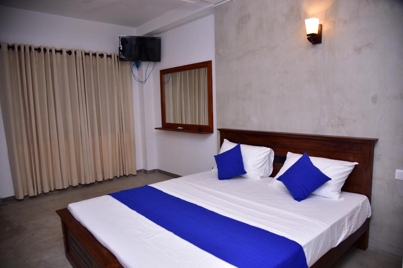 Lily Holiday Apartments Hikkaduwa Buitenkant foto