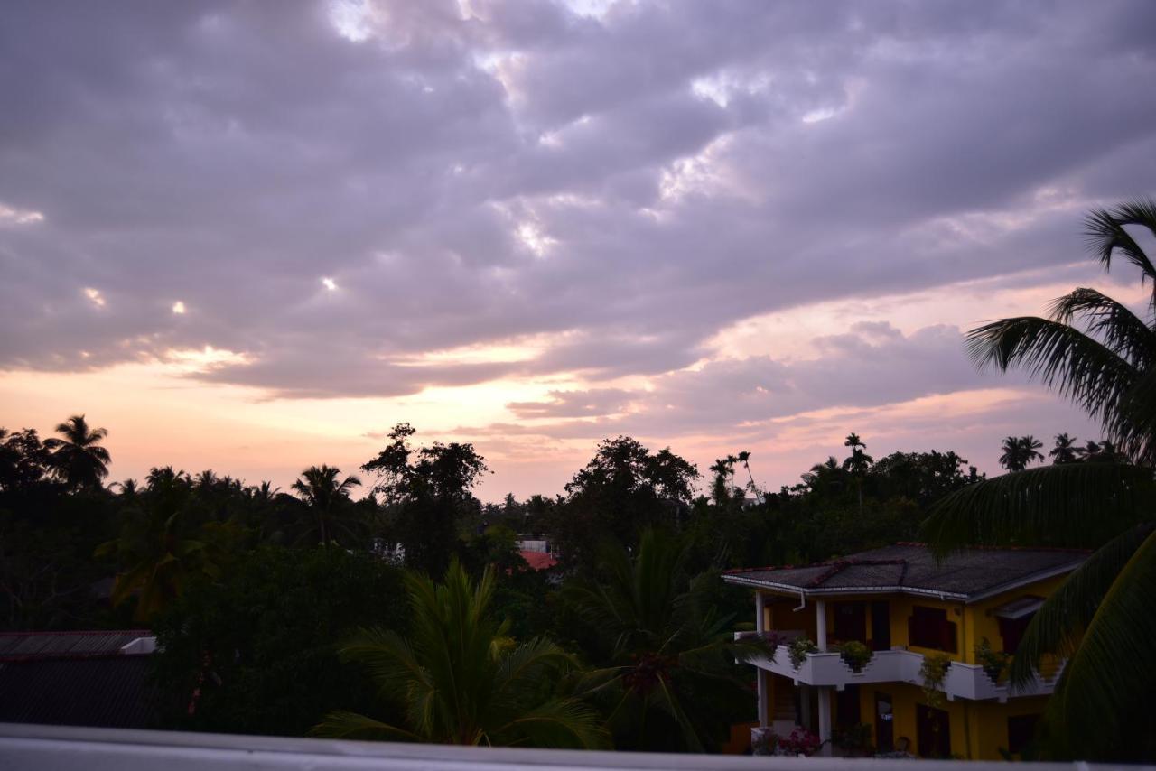 Lily Holiday Apartments Hikkaduwa Buitenkant foto