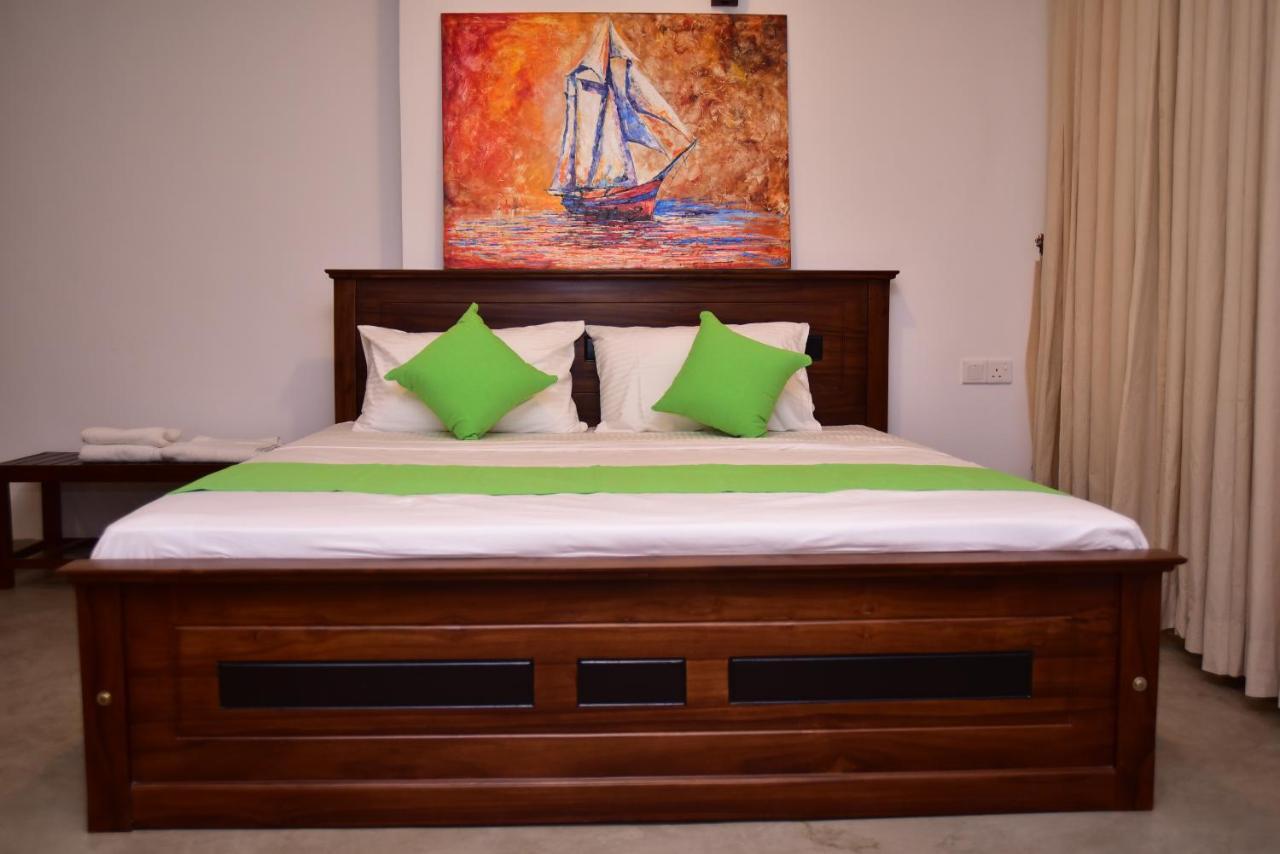 Lily Holiday Apartments Hikkaduwa Buitenkant foto