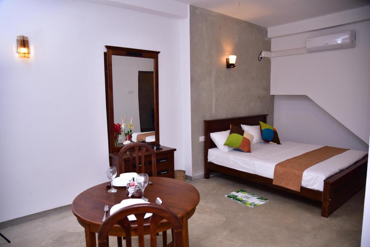 Lily Holiday Apartments Hikkaduwa Buitenkant foto