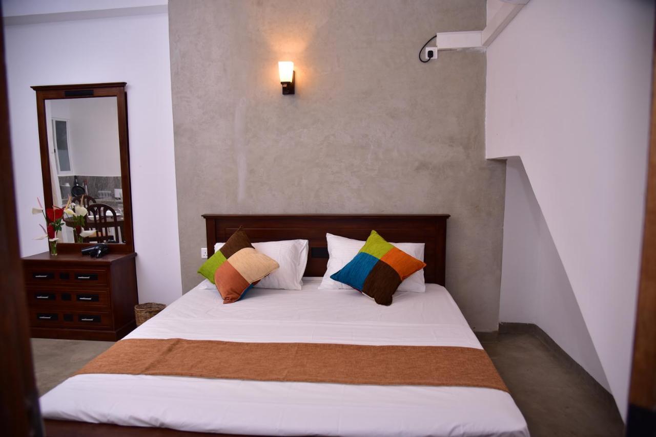 Lily Holiday Apartments Hikkaduwa Buitenkant foto