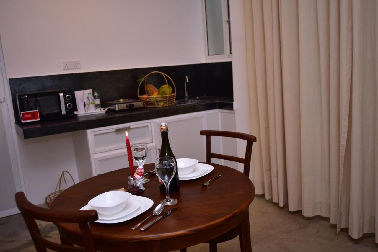 Lily Holiday Apartments Hikkaduwa Buitenkant foto